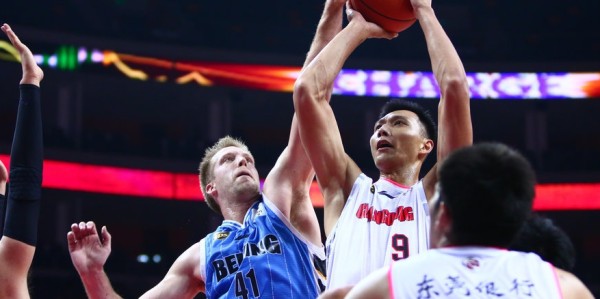  CBA焦点战上演精彩攻防对决