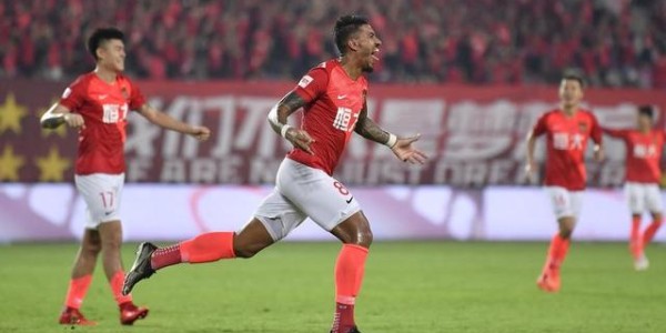  中场核心远射世界波，助球队登顶榜首