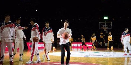  篮球跨界合作频现，品牌联名引领潮流