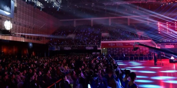  电竞解说激情澎湃点燃赛场氛围