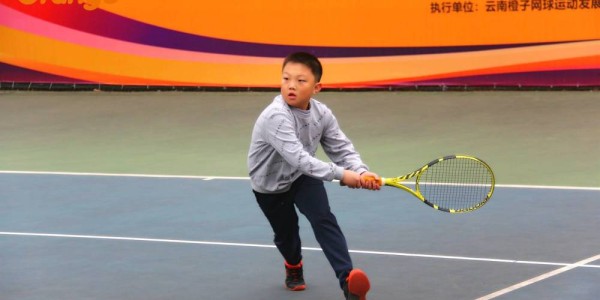  高校网球联赛激战正酣，学霸选手兼顾学业训练