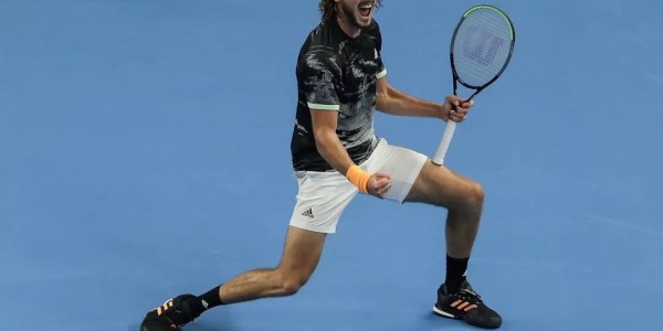  西西帕斯网前截击屡建奇功强势过关