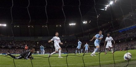  英超双红会激情上演，传统豪强狭路相逢