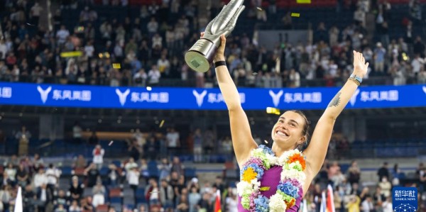  萨巴伦卡发球制胜，轻取对手闯入四强