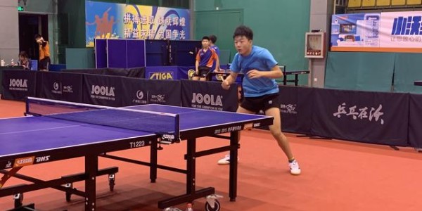  电竞选手刻苦训练磨砺精湛技艺