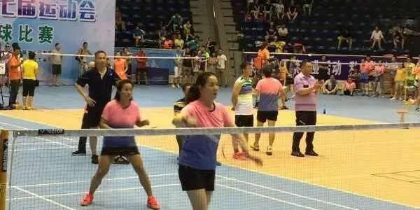  女篮姑娘们勇夺联赛冠军创佳绩