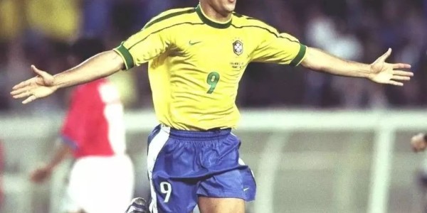  足坛传奇齐聚慈善赛，经典时刻重温旧梦