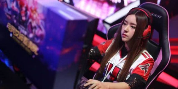  电竞少女崭露头角，精准预判助队翻盘  