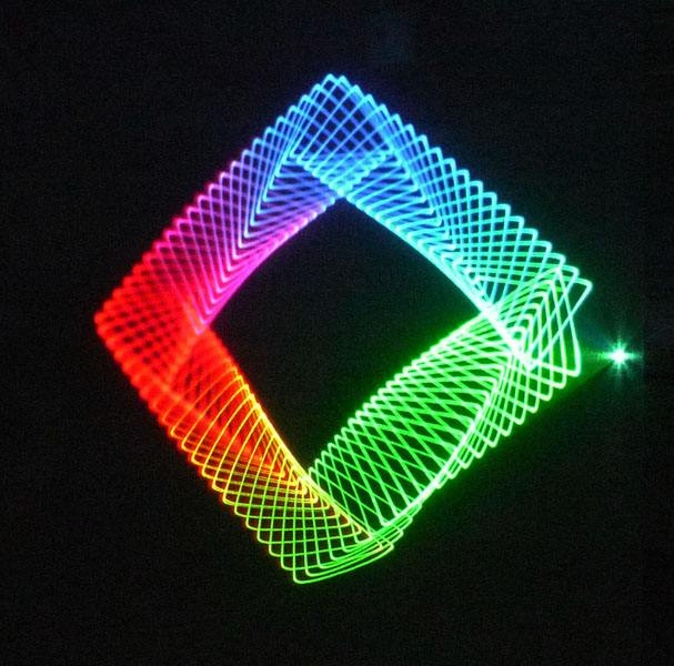  网球拍个性化定制兴起，激光雕刻图案成潮流