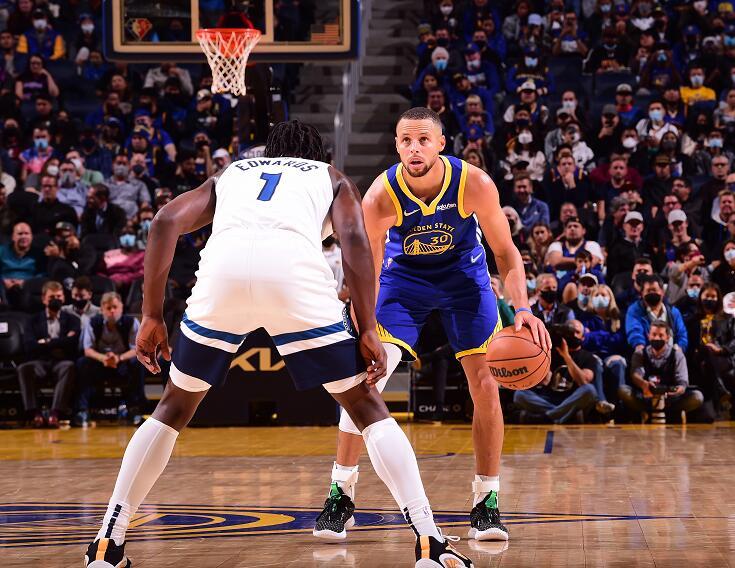  森林狼爱德华兹远投近攻展现全能