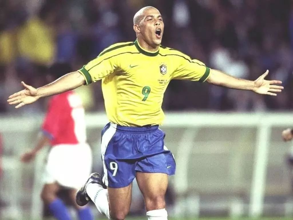  足坛传奇齐聚慈善赛，经典时刻重温旧梦