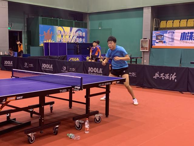  电竞选手刻苦训练磨砺精湛技艺