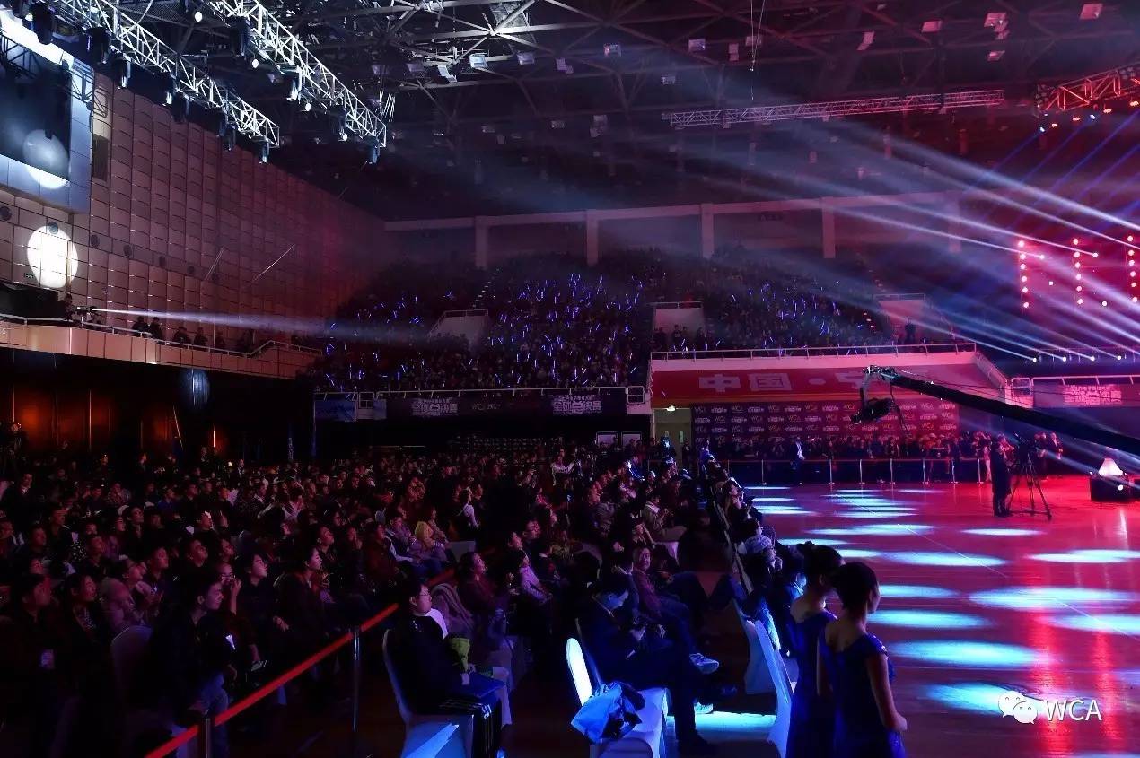  电竞解说激情澎湃点燃赛场氛围