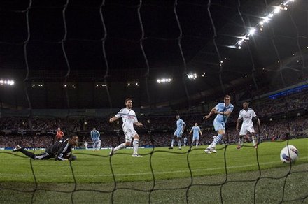  英超双红会激情上演，传统豪强狭路相逢