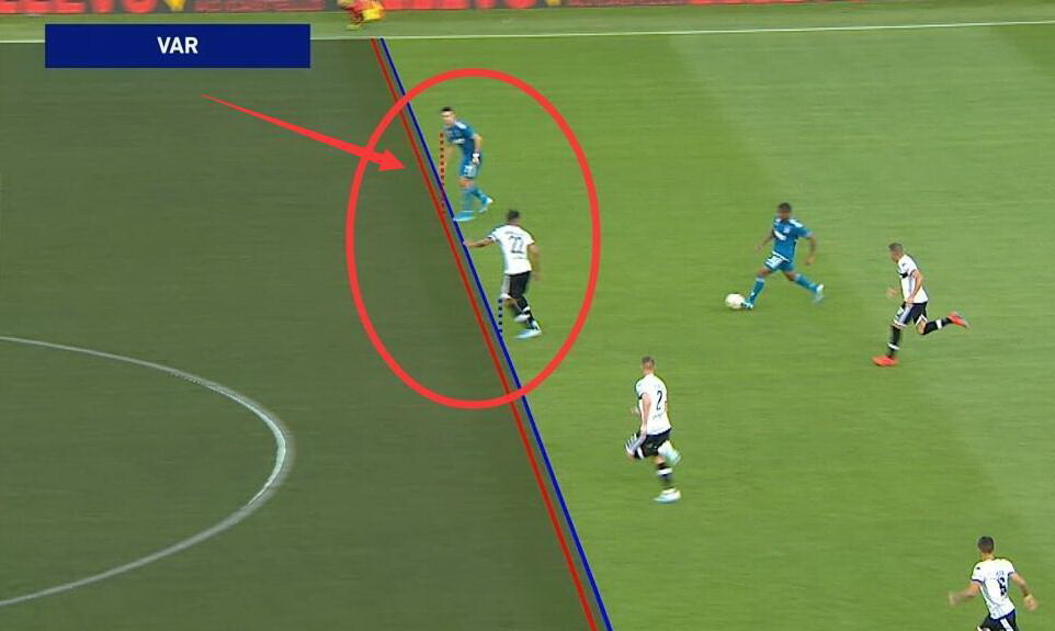  VAR技术改变比赛走向，争议判罚引发热议