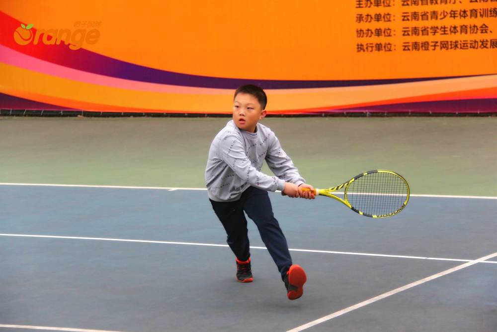  高校网球联赛激战正酣，学霸选手兼顾学业训练