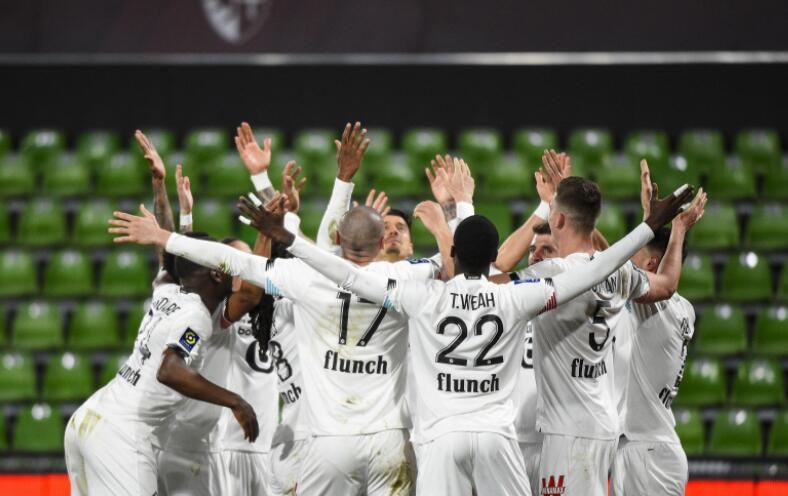  法甲霸主稳固领跑，升降级悬念持续升温