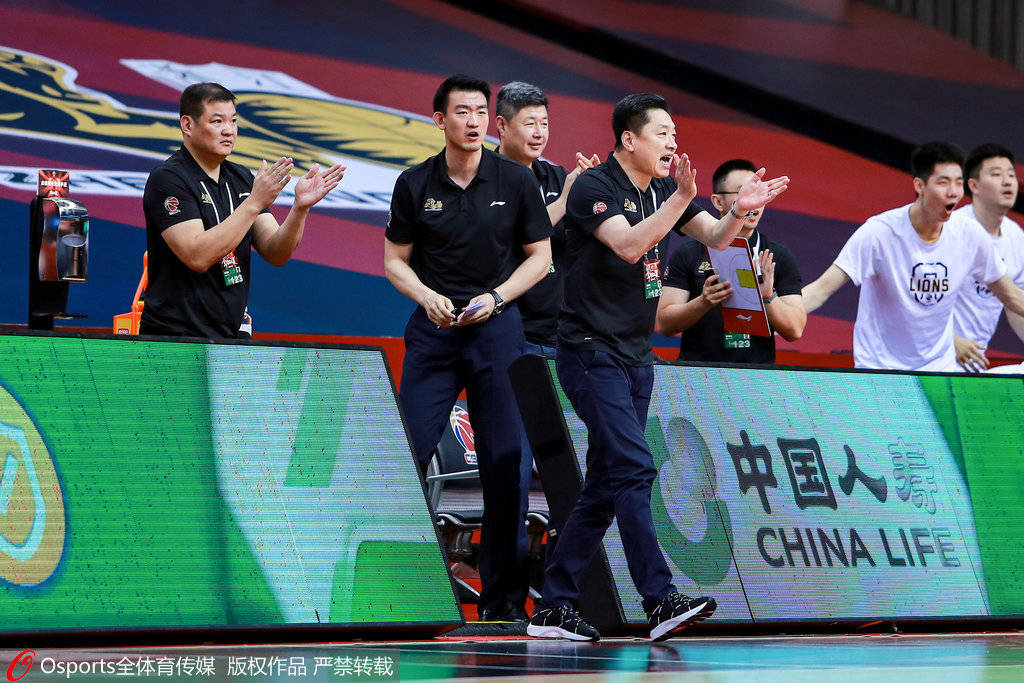  青年军展露锋芒，广厦新秀合力击败辽宁