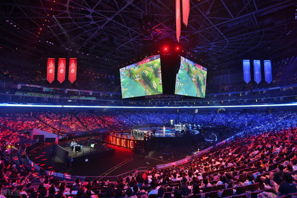  电竞联名款发布，时尚与竞技碰撞擦出火花