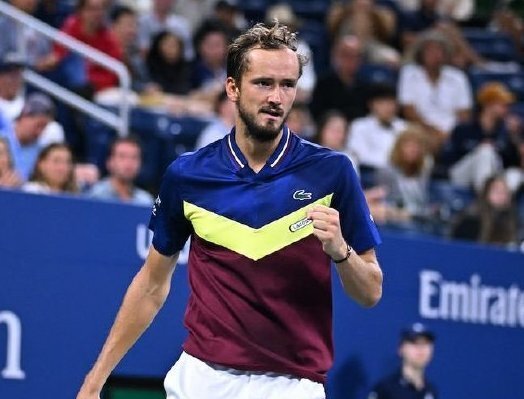  辛纳底线对抗占优，完胜名将晋级次轮