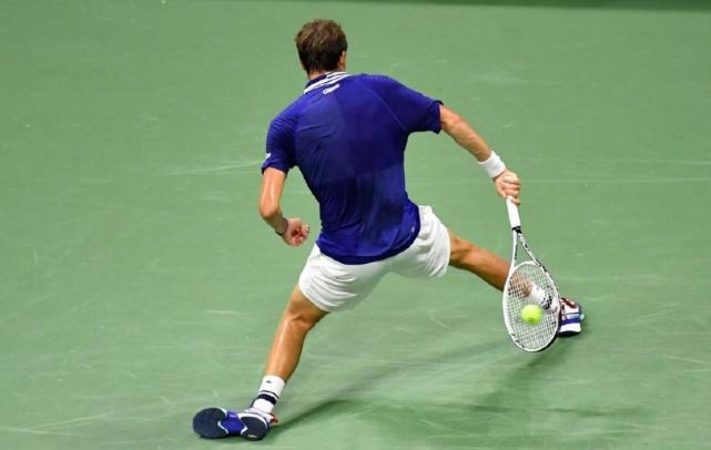  贝雷蒂尼暴力正手发威，速胜对手轻松过关