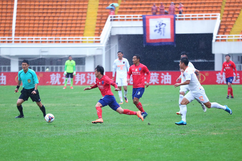  主场氛围助力腾飞，球迷助威声震屋瓦